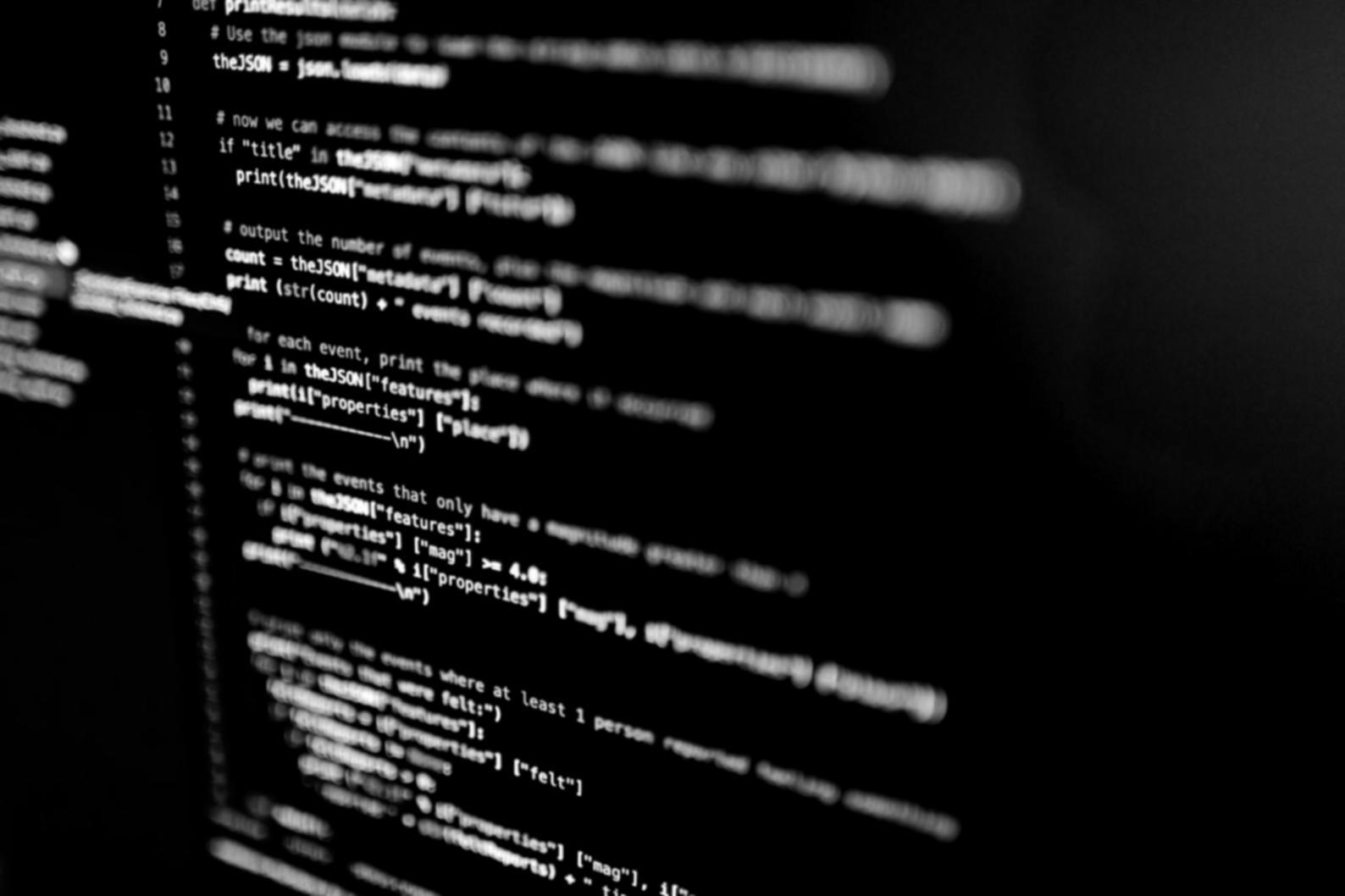 Teilnehmer arbeiten gemeinsam an KI-Projekten in modernem Workspace